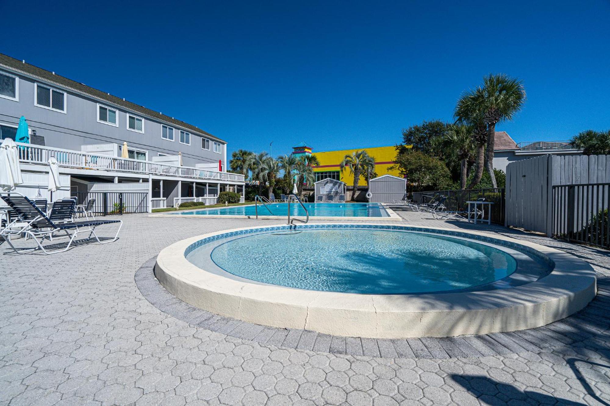 South Bay By The Gulf- Private Access, Community Pool, Foosball Holiday home